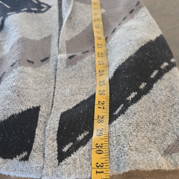 Stylish Women's Cardigan in Black, Gray, and Cream - Picture 5 of 6